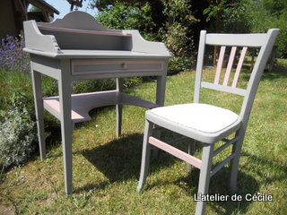 ensemble coiffeuse et chaise assortie